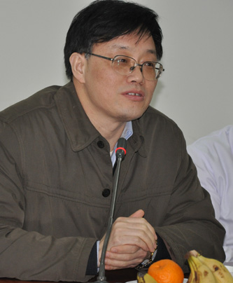 图为校党委书记李俊出席座谈会并讲话