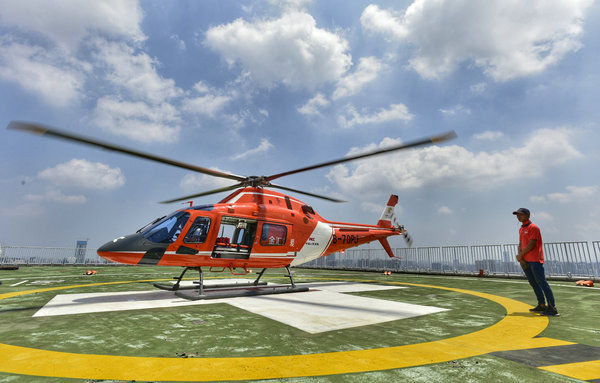 安徽省首架专业医疗救援直升机在一附院试飞