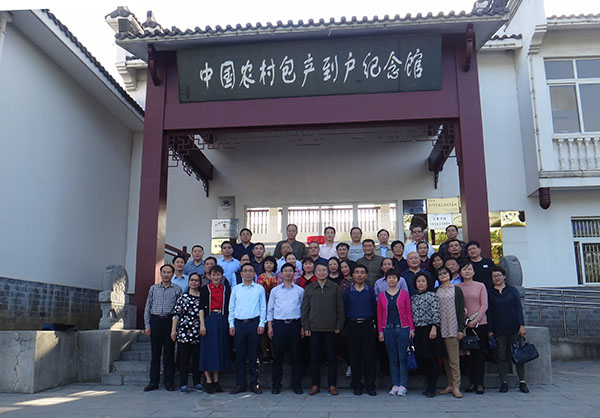 常业军率机关一二总支中心组赴小井庄等地学习参观