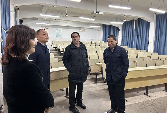 吕雄文带队检查新学期教学保障准备工作