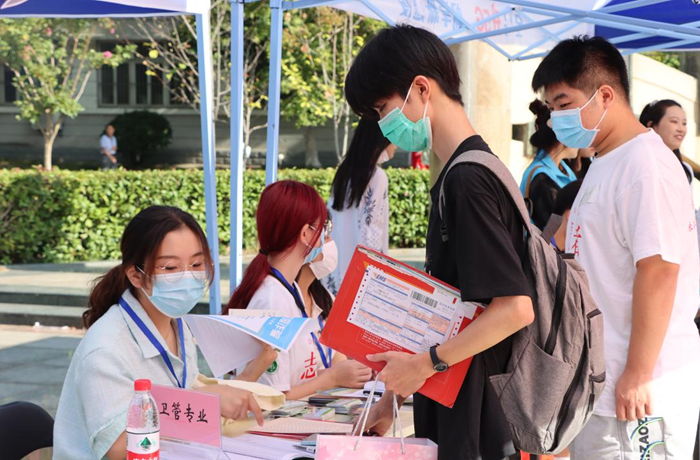 卫生管理学院以“心”迎新 有序做好新生入学工作