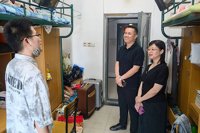 药学院暑期暖心走访助力困难生帮扶精准化