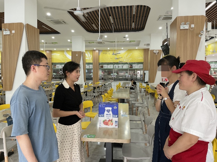 关怀送真情 第二临床医学院暑期走访慰问困难生